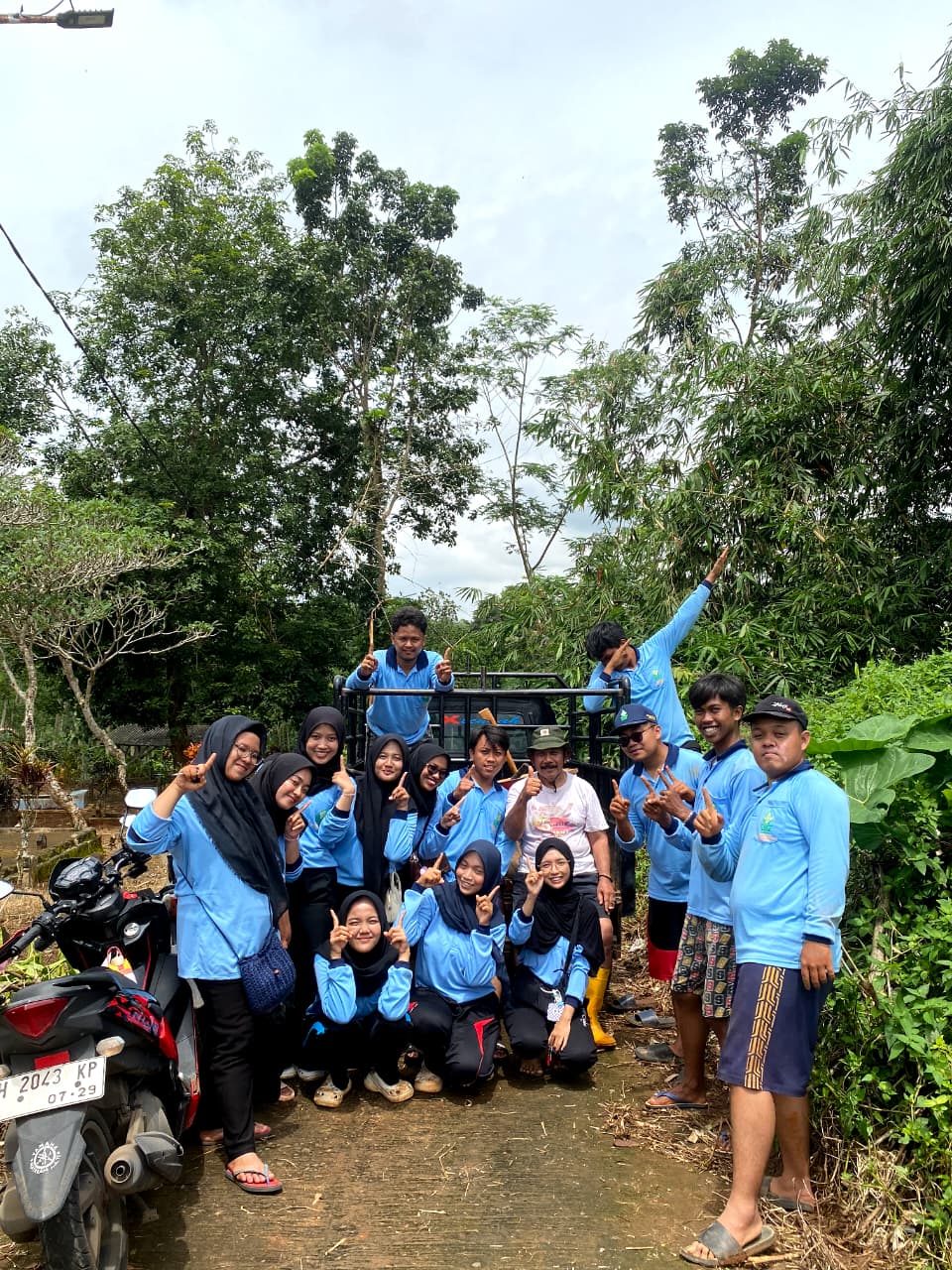 AKSI SEHATI : Sempu Hijau dan Lestari, KKN MIT-21 Posko 1 UIN Walisongo Semarang Gelar Penanaman Bersama dan Pembagian Bibit Gratis